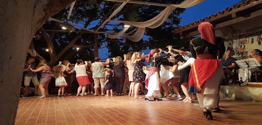 Lezione di ballo tradizionale di 2 ore nel villaggio di Arolithos